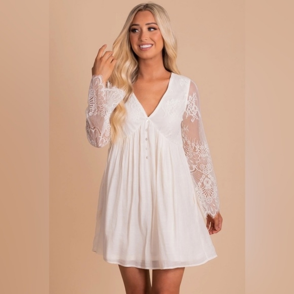 Bella Ella Ivory Lace Sleeve Dress Size Large *Small Flaw